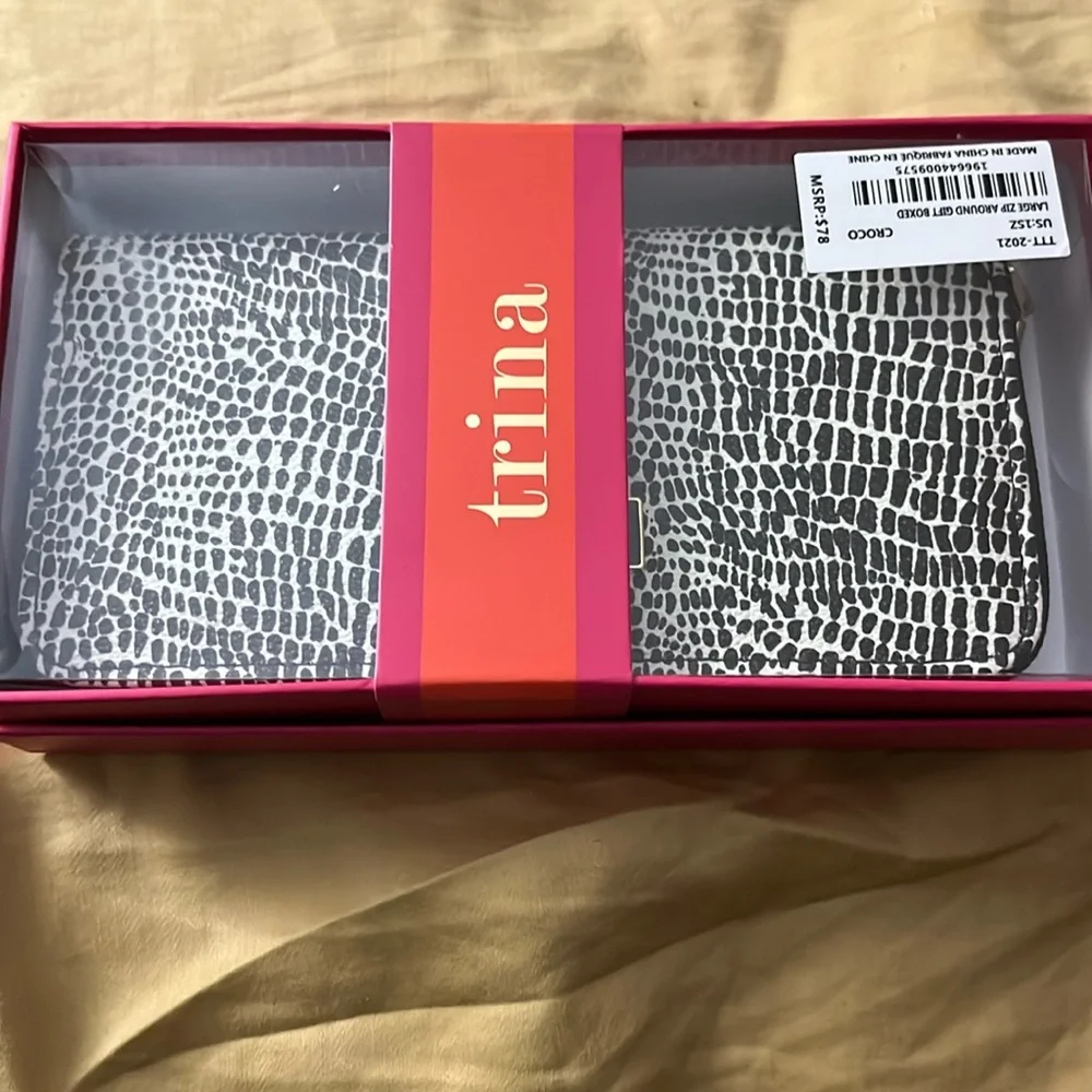 Trina Turk large zip wallet black and white NWT. - Picture 1 of 4